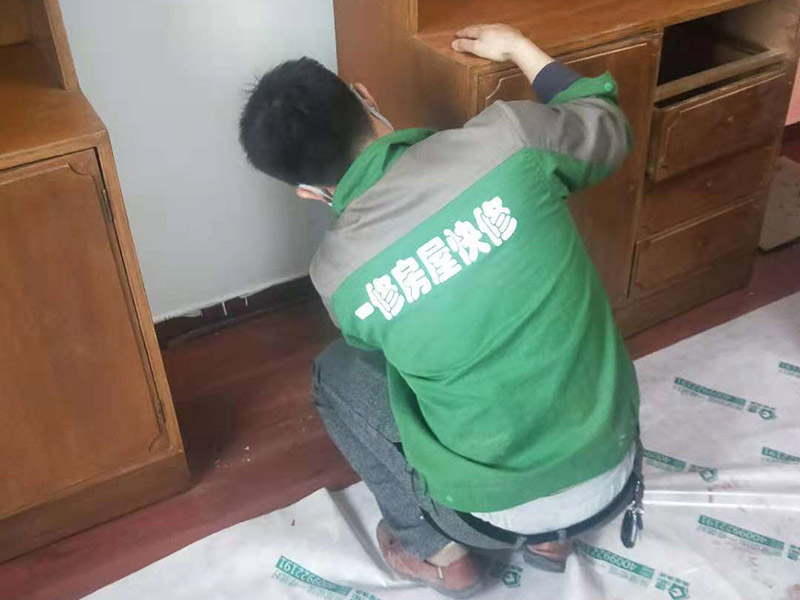 家具刷漆翻新：舊家具刷漆的方法比較簡單，但是在刷漆之前要對原來的表面進行打磨，將原有的漆面去掉，可以用砂布進行。翻新舊家具有很多需要注意的問題，首先是顏色的選擇，最好選擇和舊家具原有的顏色一致或者相近的顏色，不然翻新的效果可能不是很好。油漆的選擇也比較重要，因為家具翻新一般都是在室內(nèi)進行，所以一定要選擇環(huán)保的油漆，以免對室內(nèi)的環(huán)境造成污染。