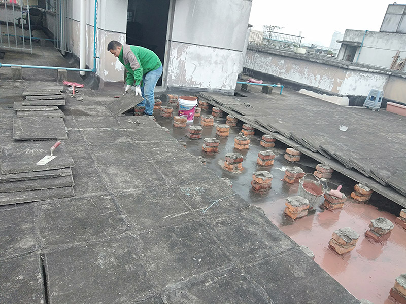 屋面防水施工：涂膜防水層依附于基層，基層質(zhì)量好壞，直接影響防水涂膜的質(zhì)量。因而在涂膜施工前，應(yīng)對(duì)基層進(jìn)行認(rèn)真的檢查和必要的處理，使之達(dá)到涂膜施工的要求。涂料的涂布應(yīng)采取“先高后低、先遠(yuǎn)后近、先立面后平面”的施工順序。同一屋面上先涂布排水比較集中的水落口、天溝、檐口等節(jié)點(diǎn)部位，再進(jìn)行大面積的涂布。用滾刷或毛刷均勻地涂刷多遍，直到達(dá)到規(guī)定的涂膜厚度要求，不得漏底，待涂層干固后，才能進(jìn)行下一道工序。當(dāng)多遍涂布時(shí)，每遍涂刷方向應(yīng)與上一遍方向相垂直。