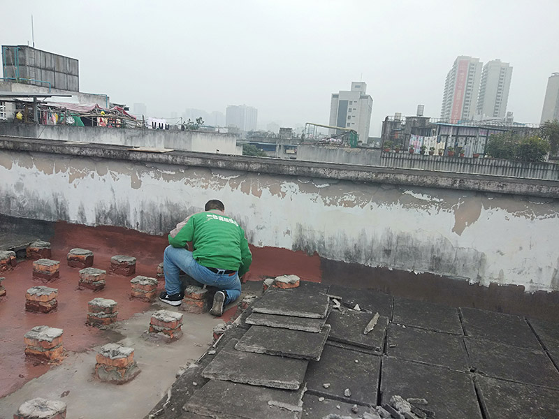 屋面防水施工：涂膜防水層依附于基層，基層質(zhì)量好壞，直接影響防水涂膜的質(zhì)量。因而在涂膜施工前，應(yīng)對(duì)基層進(jìn)行認(rèn)真的檢查和必要的處理，使之達(dá)到涂膜施工的要求。涂料的涂布應(yīng)采取“先高后低、先遠(yuǎn)后近、先立面后平面”的施工順序。同一屋面上先涂布排水比較集中的水落口、天溝、檐口等節(jié)點(diǎn)部位，再進(jìn)行大面積的涂布。用滾刷或毛刷均勻地涂刷多遍，直到達(dá)到規(guī)定的涂膜厚度要求，不得漏底，待涂層干固后，才能進(jìn)行下一道工序。當(dāng)多遍涂布時(shí)，每遍涂刷方向應(yīng)與上一遍方向相垂直。