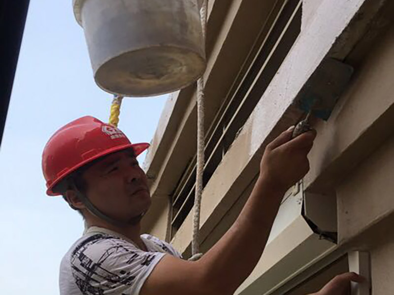 高空外墻防水：外墻面洞和較大裂縫防水密封前用噴水槍等工具將待治理的外墻面、伸縮縫、窗框等部位清理干凈，使施工的外墻面及縫、孔、洞部位達到無油、無塵土、無水泥松散顆粒等雜物。待其干燥后，將孔、洞、縫用防水密封材料嵌填密實，并達到與原顏色一致，再用快速堵漏靈和透明防水膠膜進行精心施工。 整體條形瓷磚外墻面防水，采用高效環(huán)保型憎水進行精心施工。該材料具有防水性能優(yōu)異、透氣性能良好、施工方便、使用安全、質(zhì)量可靠、耐久性好等特點。