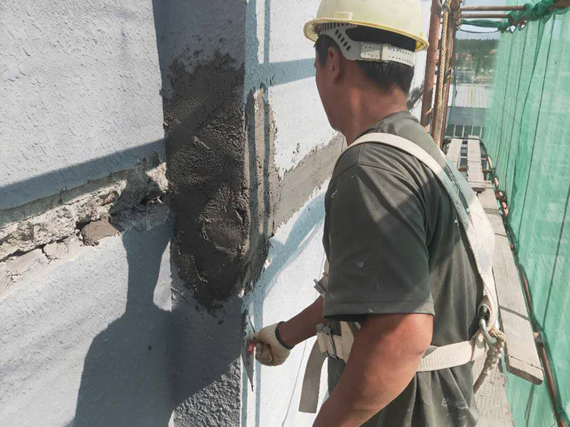 廠房外墻裝修：抹灰前基層表面的塵土，污垢，油漬等清zhi除干凈，并撒水濕潤。當(dāng)抹灰總厚度≥35mm時(shí)，采取加強(qiáng)措施。不同材料基體交接處表面的抹灰，應(yīng)采取防止開裂的加強(qiáng)措施。外墻抹灰工程施工前先安裝鋼木門窗框、護(hù)欄等，并應(yīng)將墻上的施工孔洞堵塞密實(shí)。室內(nèi)墻面，柱子面和門洞口的陰陽角應(yīng)做法應(yīng)符合設(shè)計(jì)要求。設(shè)計(jì)無要求時(shí)，采用1:2水泥砂漿做暗護(hù)角，其高度不低于2m，每側(cè)寬度不小于50mm。