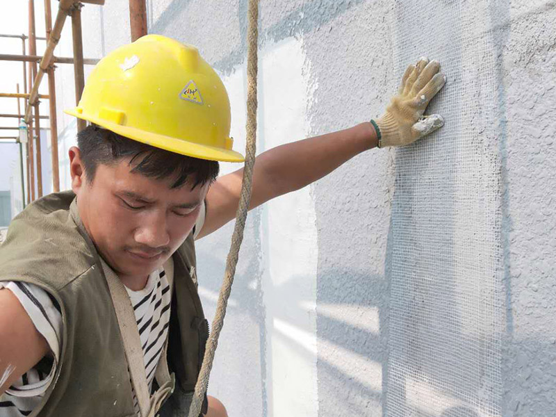 廠房外墻裝修：抹灰前基層表面的塵土，污垢，油漬等清zhi除干凈，并撒水濕潤。當(dāng)抹灰總厚度≥35mm時(shí)，采取加強(qiáng)措施。不同材料基體交接處表面的抹灰，應(yīng)采取防止開裂的加強(qiáng)措施。外墻抹灰工程施工前先安裝鋼木門窗框、護(hù)欄等，并應(yīng)將墻上的施工孔洞堵塞密實(shí)。室內(nèi)墻面，柱子面和門洞口的陰陽角應(yīng)做法應(yīng)符合設(shè)計(jì)要求。設(shè)計(jì)無要求時(shí)，采用1:2水泥砂漿做暗護(hù)角，其高度不低于2m，每側(cè)寬度不小于50mm。