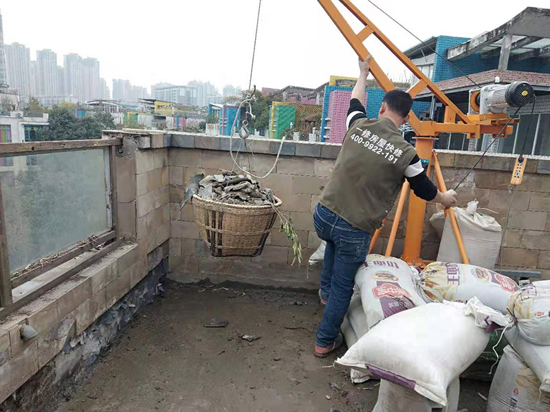 屋頂機(jī)器運(yùn)建渣：建筑垃圾破碎過程通常包括建筑垃圾篩選操作，并且破碎部分的總和構(gòu)成破碎的變臉流程。在粉碎過程中，通常使用兩個(gè)或三個(gè)破碎階段。兩級破碎過程分為兩部分：開放式和封閉式。建筑垃圾處理設(shè)備產(chǎn)品的破碎粒度應(yīng)符合用戶要求，同時(shí)滿足要求，確保機(jī)器內(nèi)部的正常運(yùn)行不受影響。在建筑垃圾處理生產(chǎn)過程中，根據(jù)垃圾處理的類型和破碎粒度，破碎階段是更重要的階段。在毀壞建筑垃圾處理設(shè)備的過程中，一般來說，建筑垃圾破碎機(jī)的破碎是由初級破碎引起的。在破碎過程的兩個(gè)階段中，大量的垃圾處理使用閉路過程來工作。