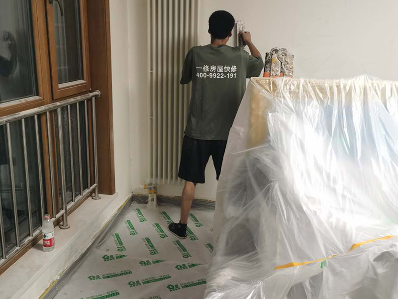 墻面翻新全屋保護：家具搬放到房屋中央，對集中放置的家具進行整體保護，防止因墻面翻新而造成不必要的損壞；地板需要用專業(yè)的保護膜進行保護；對于不能移動的家具和家電，如空調(diào)等進行成品保護；使用專業(yè)的打磨機對墻面進行打磨處理，與一般打磨機不同的是，墻面打磨是無塵打磨，在打磨的過程中不會出現(xiàn)灰塵漫天的情況。尤其需要注意有插座、開關(guān)面板的位置，防止灰塵進入。