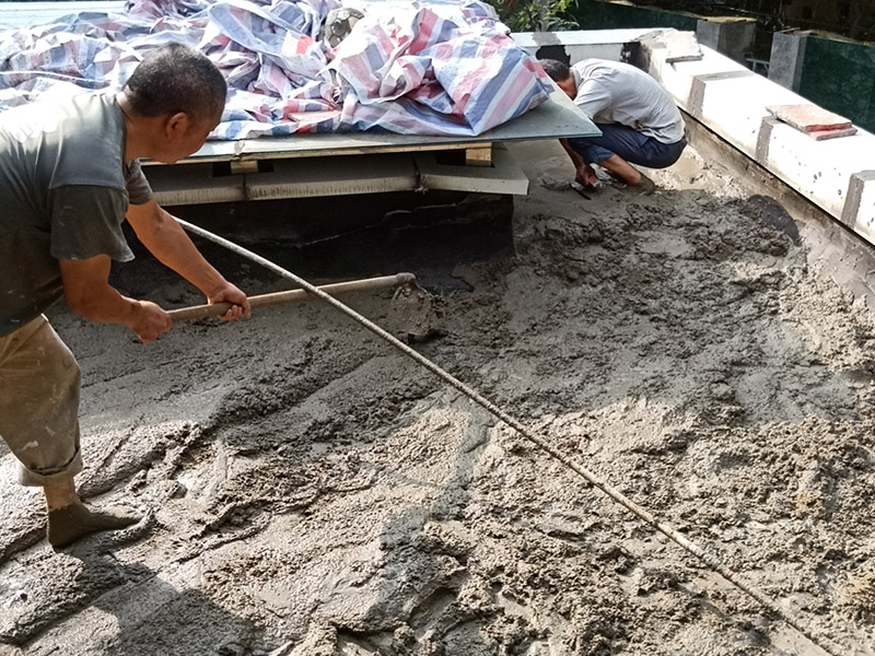 屋頂水泥找平案例：清掃鏟除基層板面的灰疙瘩;沖洗掃刷干凈；拉坡度排水線，做好標(biāo)準(zhǔn)坍餅，按規(guī)定立好分格(分隔縫木條必須浸濕，也可用塑料條)。在板面刷1：4：10的107膠：水：水泥的水泥漿一度。嚴(yán)格按規(guī)定配合比計(jì)量攪拌砂漿，砂漿要隨拌隨用，拌好的砂漿必須在3h內(nèi)用完。施工順序：有高低層的要先粉高層后粉低層，在同一平面要先粉遠(yuǎn)的，后粉近的。，一個(gè)分倉(cāng)內(nèi)的砂漿要一次鋪?zhàn)?，不?zhǔn)留施工縫，用長(zhǎng)括尺刮平拍實(shí)，收水后壓實(shí)抹平。分二次抹壓，表面無(wú)凹凸不平的溝縫、洼坑、麻面和剝離，要保持分格縫周邊的平整。隔12h后充分濕養(yǎng)護(hù)，養(yǎng)護(hù)一般不小于7d，冬期要做好保暖防凍工作，最好在終凝時(shí)噴灑養(yǎng)護(hù)液。