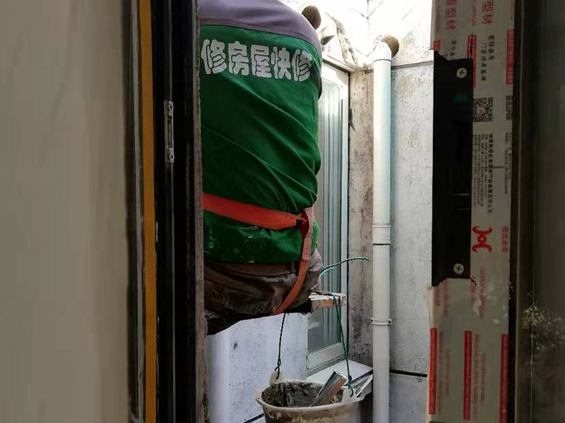 外墻刷防水維修：窗框與墻體接縫防水密封，先后采用泡沫填縫劑和密封材料進(jìn)行施工。泡沫填縫劑為單組份聚氨酯發(fā)泡填縫材料。密封材料為單組份密封填充防水密封膠。外墻面洞和較大裂縫防水密封前用噴水槍等工具將待治理的外墻面、伸縮縫、窗框等部位清理干凈，使施工的外墻面及縫、孔、洞部位達(dá)到無油、無塵土、無水泥松散顆粒等雜物。待其干燥后，將孔、洞、縫用防水密封材料嵌填密實，并達(dá)到與原顏色一致，再用快速堵漏靈和透明防水膠膜進(jìn)行精心施工。