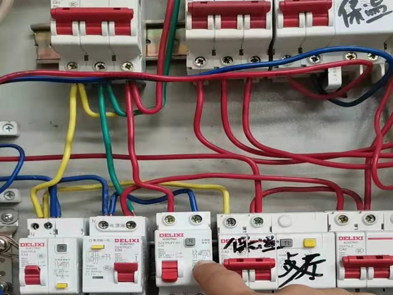 電路改造燈具安裝：開始進行房頂?shù)臏y量，進行找中就是房間的正中，一般都有房屋基礎(chǔ)留的電線盒，但是他只是大概的中，需要我們進行南北東西的測量找出房頂?shù)恼?。將燈具的固定底座的中心與房頂找的中心重合，然后底座固定的點位就是固定螺栓的點位，然后打眼，打眼現(xiàn)在一般的重的燈（超過10斤）/客廳燈用鐵膨脹螺栓10號轉(zhuǎn)頭打眼；如果是比較輕的燈用塑料脹管即可8號轉(zhuǎn)頭打眼。將電線與頂上的電線接上，然后試一下效果，可以得話，將底座固定好后，將燈掛上完成。