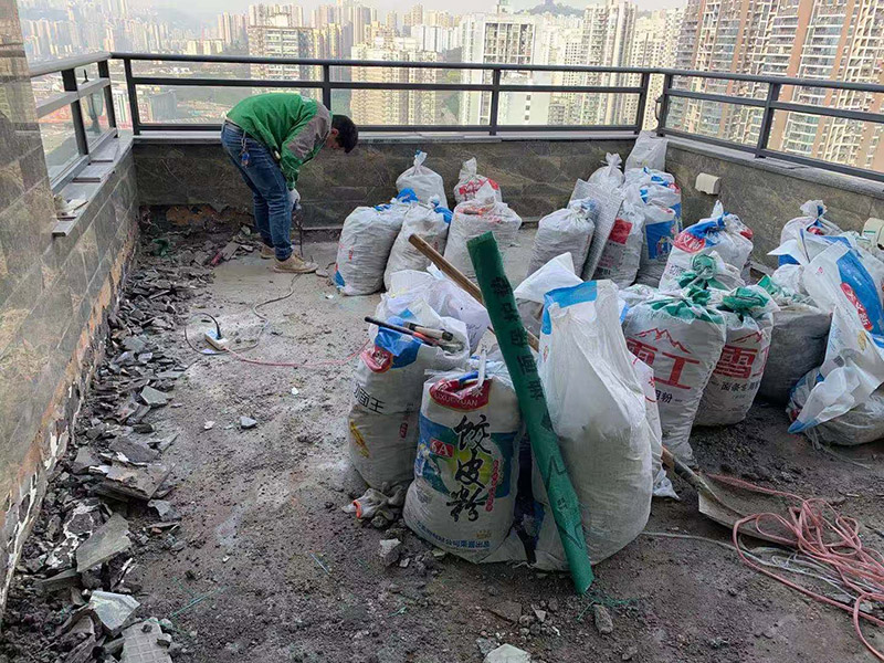 頂面瓷磚拆除建渣裝袋：漏水有可能是地面的防水有斷裂，可以把地面的磚縫用防水涂料重新涂一下。如果已經(jīng)影響到樓下了，這樣處理的效果可能不會(huì)太好，因?yàn)閿嗔训牟皇谴纱u而是防水層，而水在瓷磚下面是流動(dòng)的，所以光堵一兩個(gè)磚縫肯定還會(huì)漏水。 最好的方法是將原來的瓷磚和防水層都拆除掉，重新做防水層，重新鋪磚?？梢詫⒌孛婧蛪γ娴姆浪坎鸪?，整體翻新；也可以把地面的拆除，墻面只拆除從地面往上的兩片磚，在墻面兩片磚以下的部分做防水。