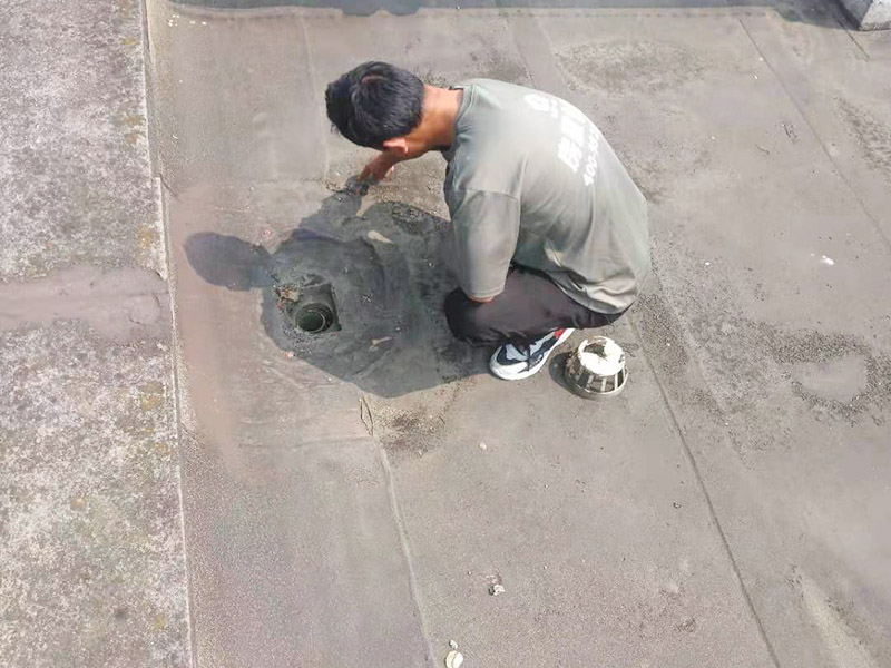 屋面排水口維修：涂膜防水層依附于基層，基層質(zhì)量好壞，直接影響防水涂膜的質(zhì)量。因而在涂膜施工前，應(yīng)對基層進行認真的檢查和必要的處理，使之達到涂膜施工的要求。涂料的涂布應(yīng)采取“先高后低、先遠后近、先立面后平面”的施工順序。同一屋面上先涂布排水比較集中的水落口、天溝、檐口等節(jié)點部位，再進行大面積的涂布。用滾刷或毛刷均勻地涂刷多遍，直到達到規(guī)定的涂膜厚度要求，不得漏底，待涂層干固后，才能進行下一道工序。當(dāng)多遍涂布時，每遍涂刷方向應(yīng)與上一遍方向相垂直。