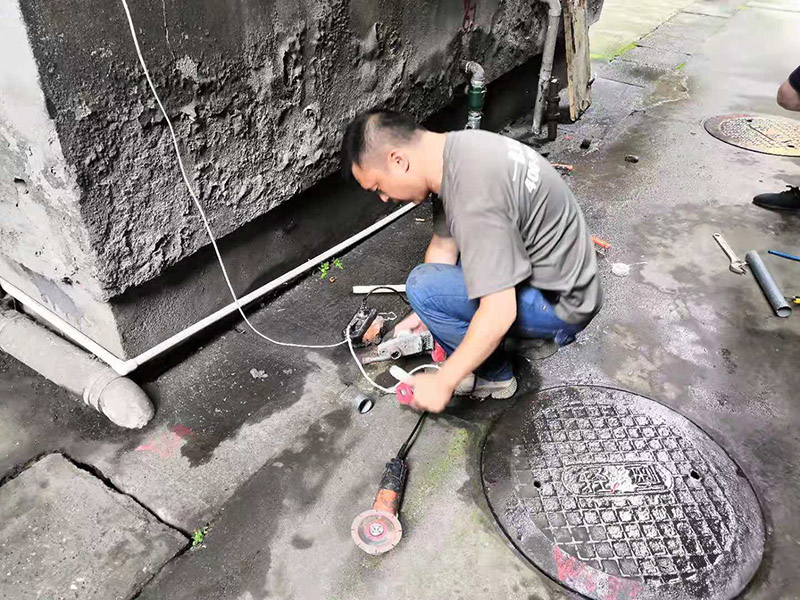 水管漏水更換改造：先找到水管漏點，然后用鋸子將PPR管出現(xiàn)漏水問題的位置鋸掉，同時要注意的是口子必須是平整的，用砂紙對管材的斷口進行打磨處理，順便將管道打磨區(qū)域周邊打掃一下，再截取合適長度的ppr管，最后把管件和截取的ppr管熱熔到一起。