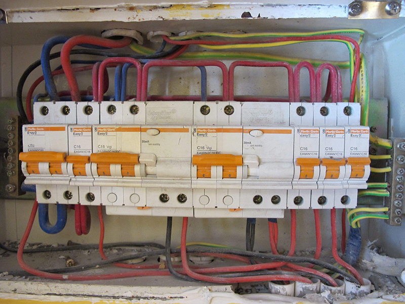 還在為不知道家里電路維修找誰而煩惱嗎，常見電路問題自己動手修